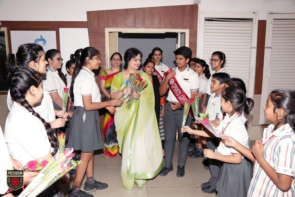 Chairperson HONOURS STUDENTS FOR ACADEMIC EXCELLENCE AT PRESIDIUM ASHOK VIHAR