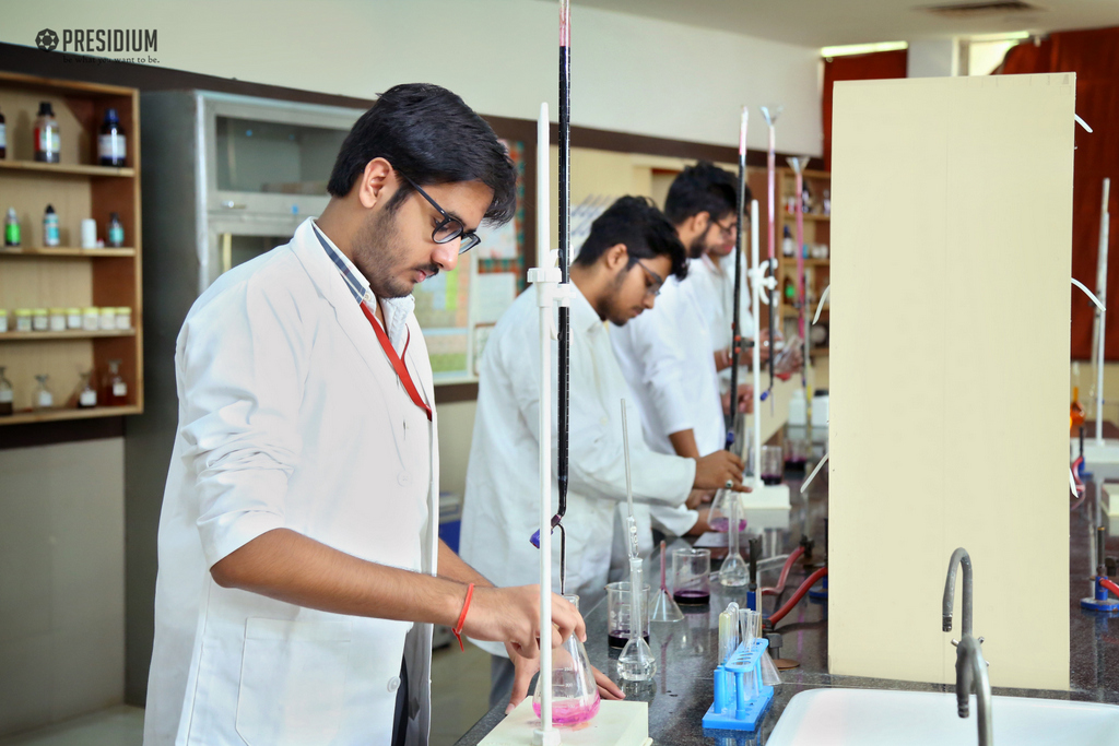 Presidium Gurgaon-57, STUDENTS PERFORM VOLUMETRIC ANALYSIS TEST IN CHEMISTRY LABORATORY