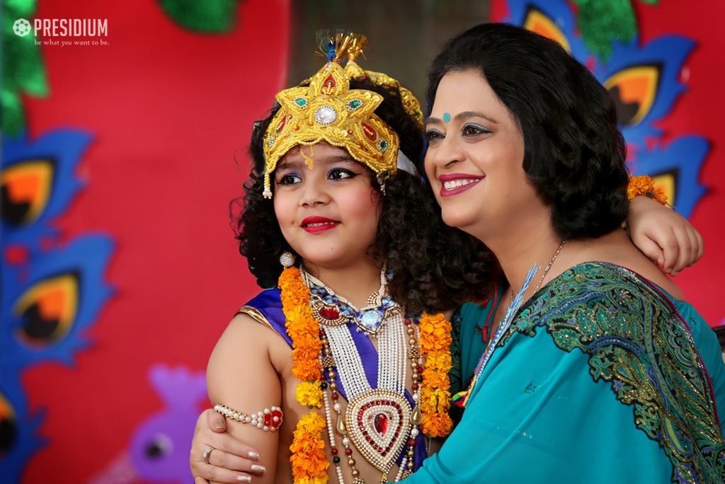 STUDENTS PERFORM THE RITUALS OF JANMASHTAMI WITH SUDHA MA’AM