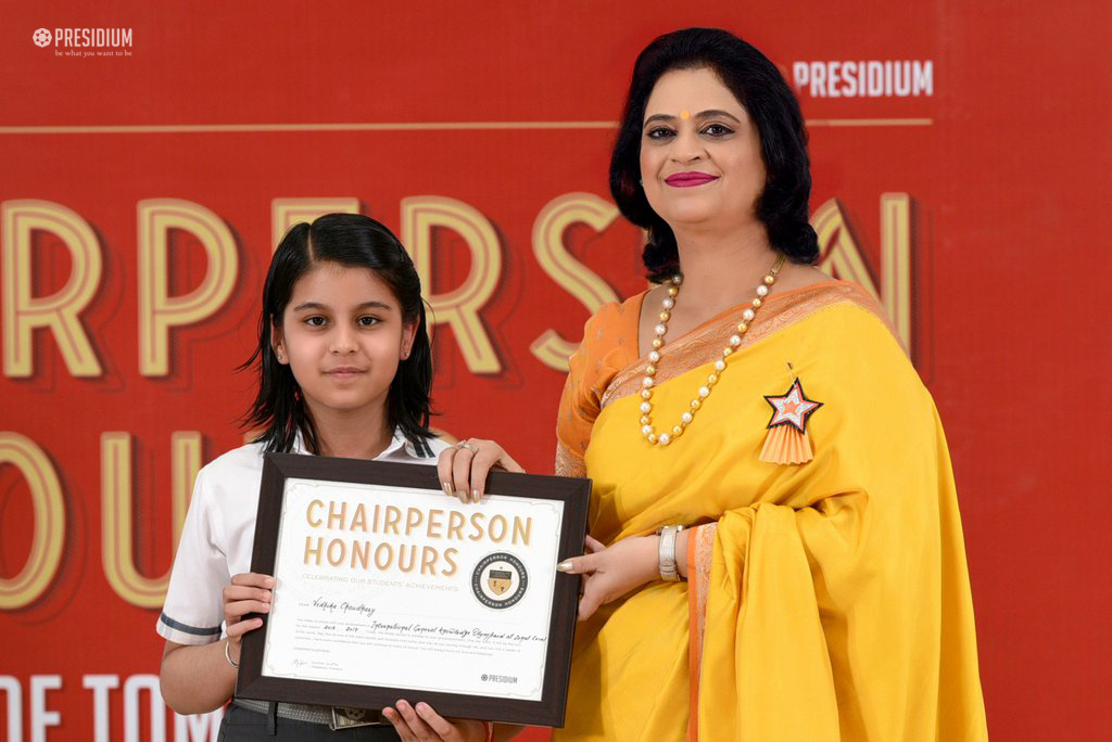 Presidium Vivek Vihar, HON.CHAIRPERSON, MRS.GUPTA HONOURS STUDENTS FOR ACHIEVEMENTS