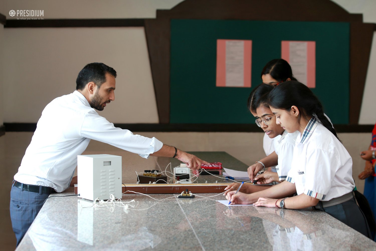 Presidium Rajnagar, STUDENTS LEARN HOW TO USE METER BRIDGE IN PHYSICS ACTIVITY