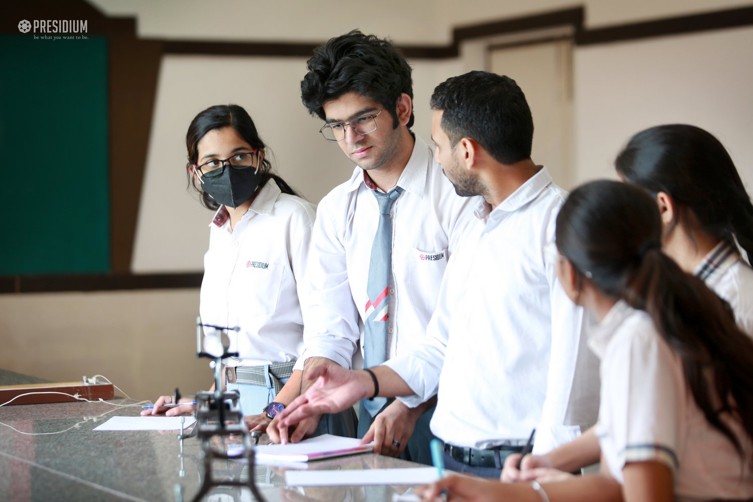 Presidium Rajnagar, STUDENTS LEARN HOW TO USE METER BRIDGE IN PHYSICS ACTIVITY