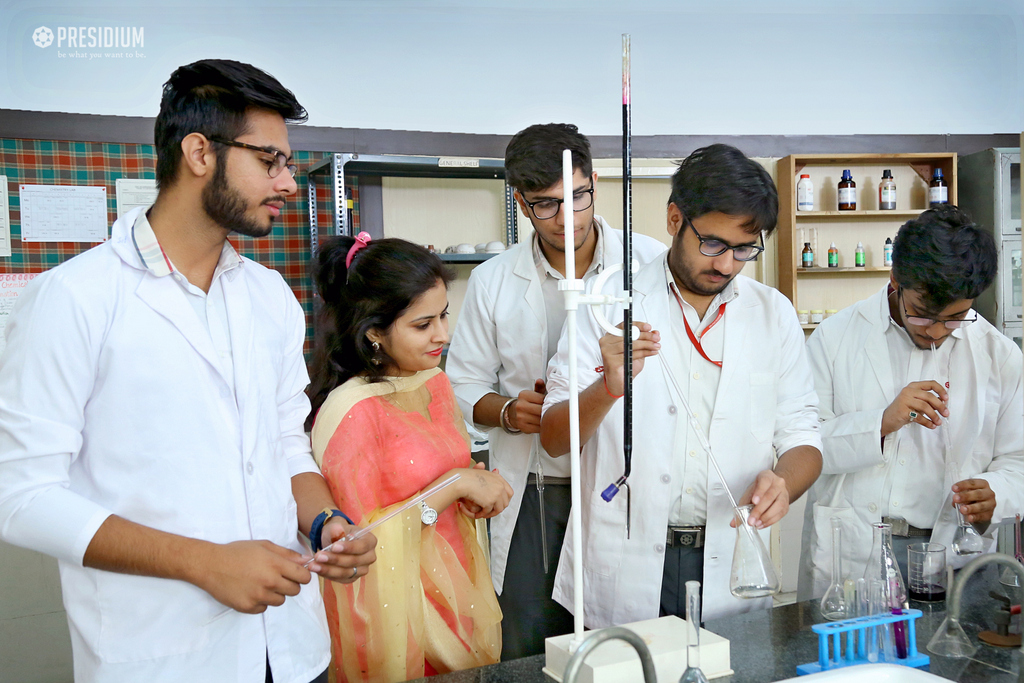 Presidium Gurgaon-57, STUDENTS PERFORM VOLUMETRIC ANALYSIS TEST IN CHEMISTRY LABORATORY