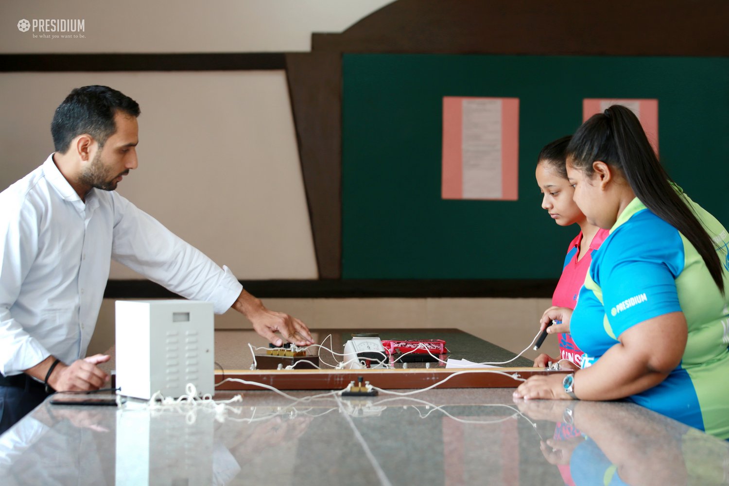 Presidium Rajnagar, STUDENTS LEARN HOW TO USE METER BRIDGE IN PHYSICS ACTIVITY