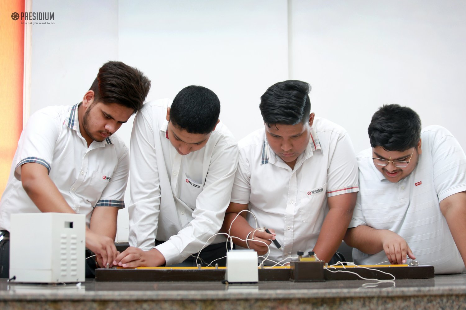 Presidium Rajnagar, STUDENTS LEARN HOW TO USE METER BRIDGE IN PHYSICS ACTIVITY