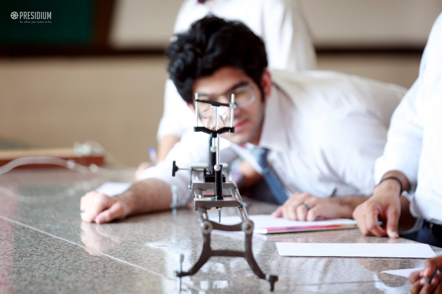 Presidium Rajnagar, STUDENTS LEARN HOW TO USE METER BRIDGE IN PHYSICS ACTIVITY