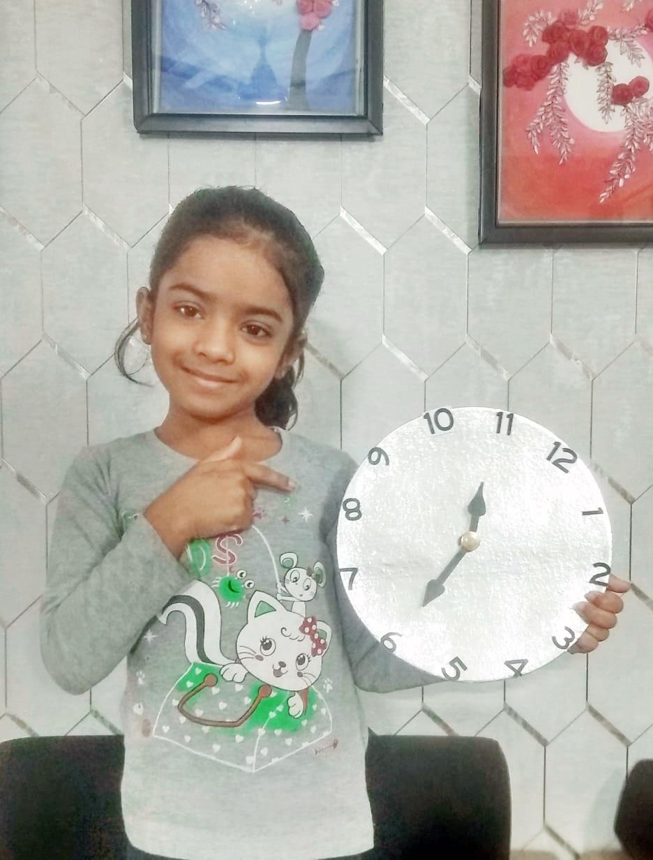 Presidium Rajnagar, STUDENTS PARTICIPATE IN CLOCK MAKING ACTIVITY WITH ENTHUSIASM