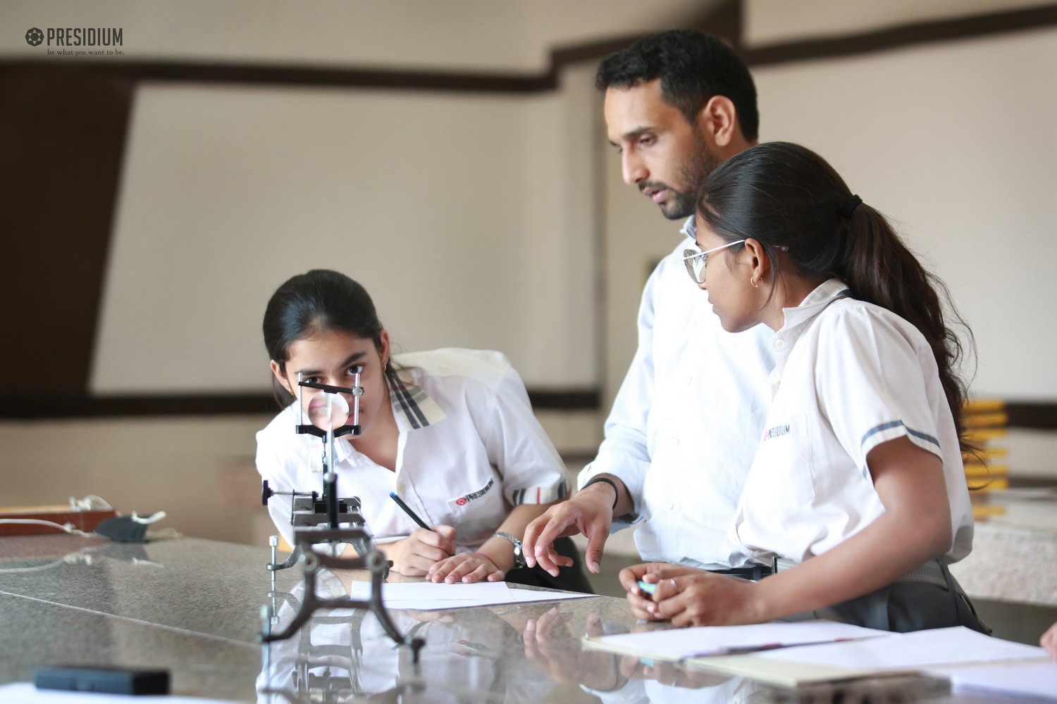 Presidium Rajnagar, STUDENTS LEARN HOW TO USE METER BRIDGE IN PHYSICS ACTIVITY