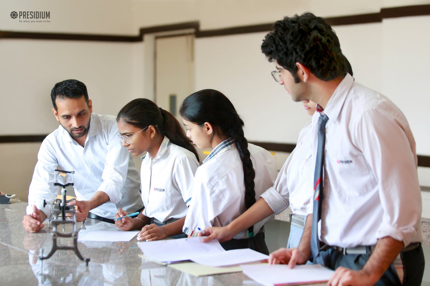 Presidium Rajnagar, STUDENTS LEARN HOW TO USE METER BRIDGE IN PHYSICS ACTIVITY