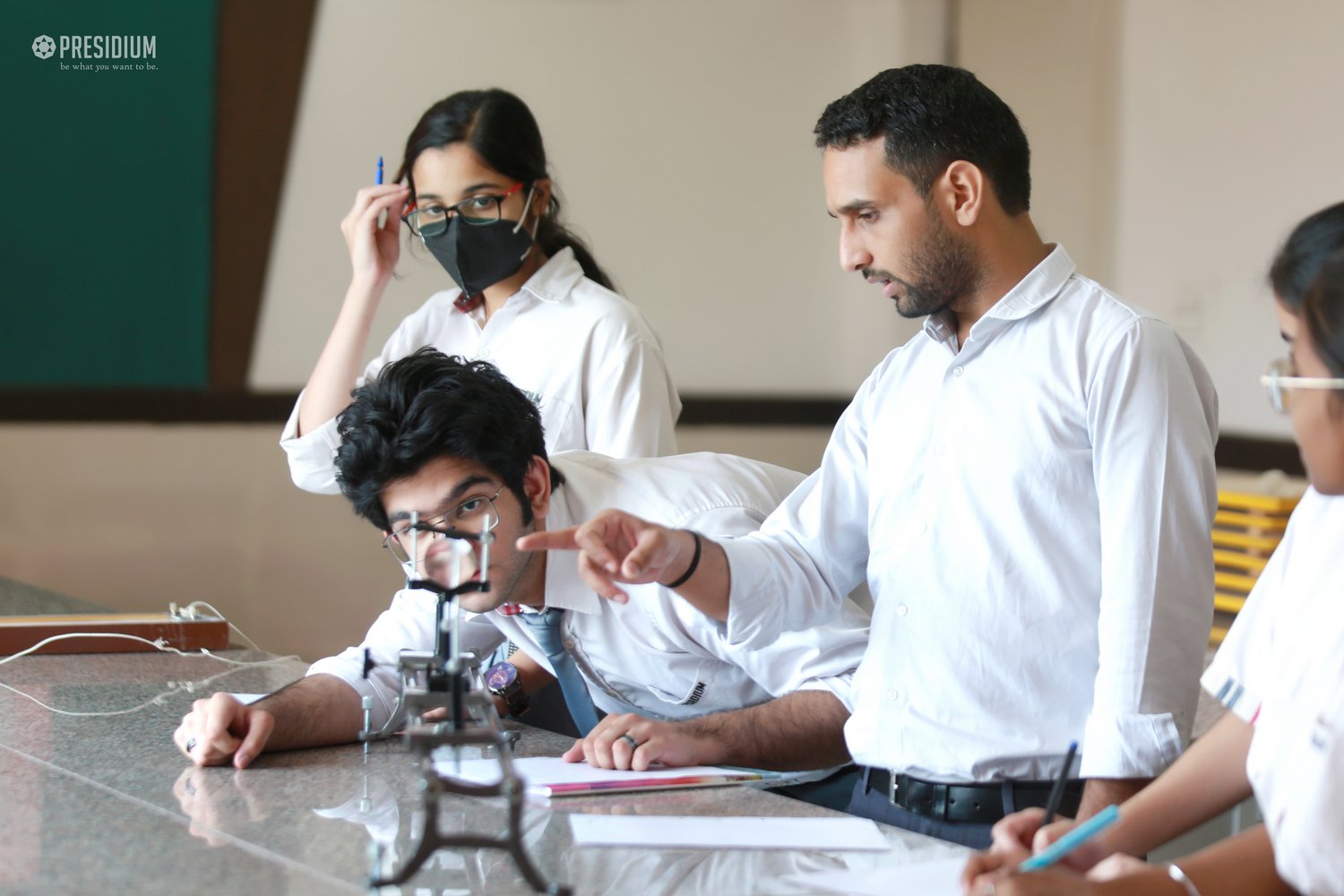 Presidium Rajnagar, STUDENTS LEARN HOW TO USE METER BRIDGE IN PHYSICS ACTIVITY