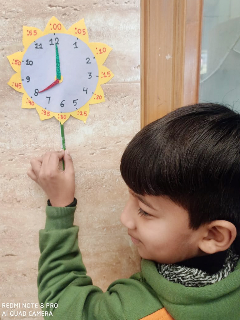 Presidium Rajnagar, PRESIDIANS PARTICIPATE IN CLOCK MAKING ACTIVITY WITH ENTHUSIASM