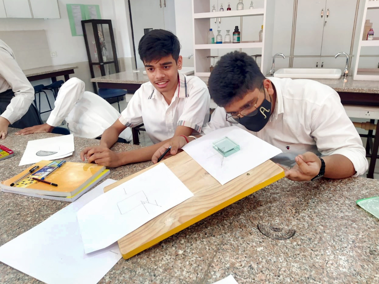 Presidium Rajnagar, PRESIDIANS STUDY THE PHENOMENA OF REFRACTION!