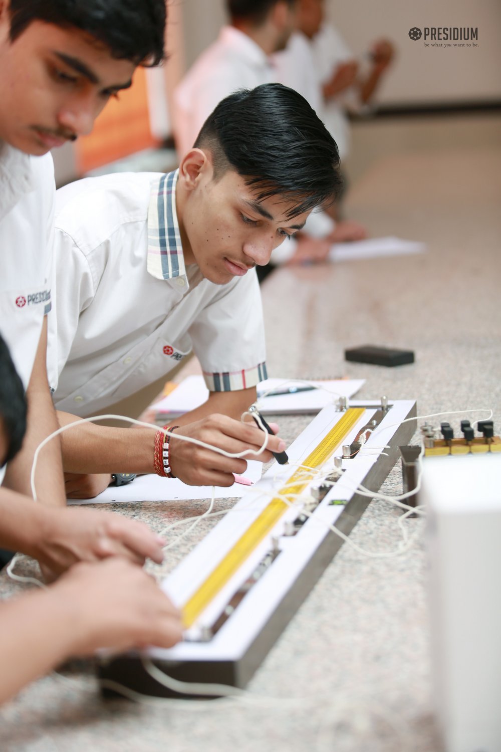 Presidium Rajnagar, STUDENTS LEARN HOW TO USE METER BRIDGE IN PHYSICS ACTIVITY