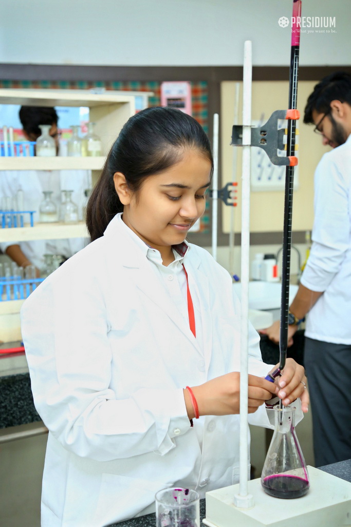 Presidium Gurgaon-57, STUDENTS PERFORM VOLUMETRIC ANALYSIS TEST IN CHEMISTRY LABORATORY