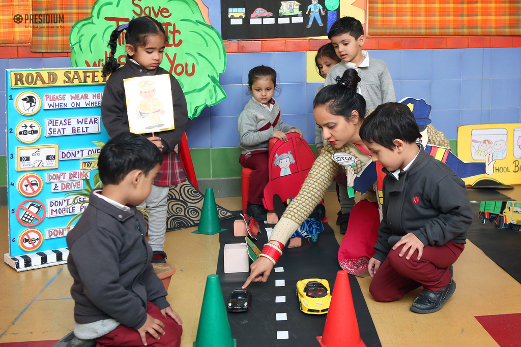 Presidium Dwarka-6, STUDENTS COMPREHEND ROAD SAFETY MEASURES THROUGH ACTIVITIES Presidium Dwarka-6, STUDENTS COMPREHEND ROAD SAFETY MEASURES THROUGH ACTIVITIES