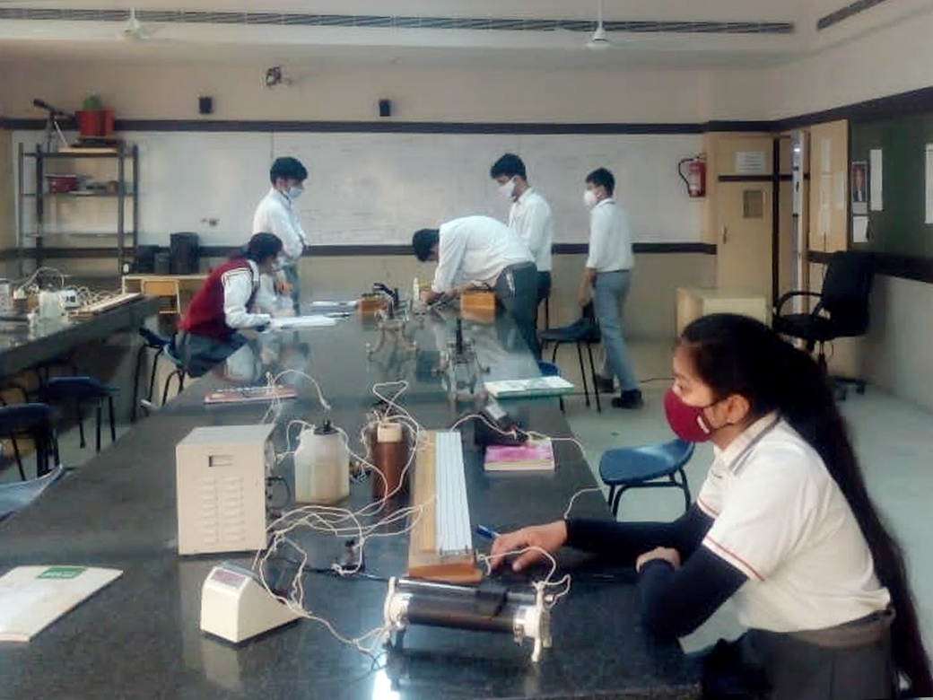 Presidium Gurgaon-57, OUR BUDDING SCIENTISTS PERFORM PHYSICS EXPERIMENTS WITH ARDOUR