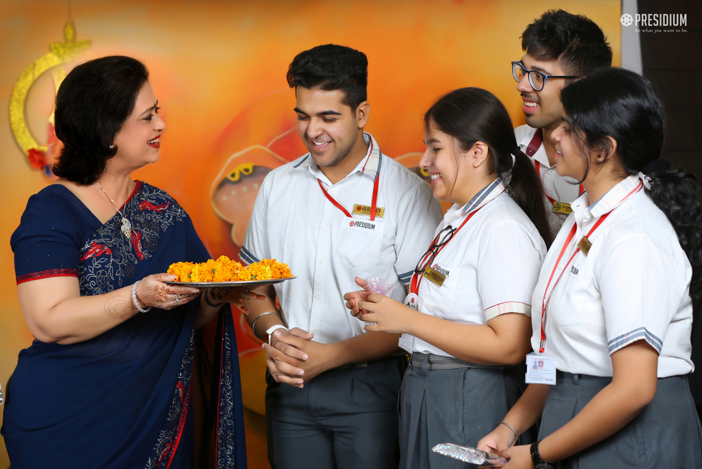 Presidium Gurgaon-57, SUDHA MA’AM ADDS GRACE TO DIWALI CELEBRATIONS IN PRESIDIUM