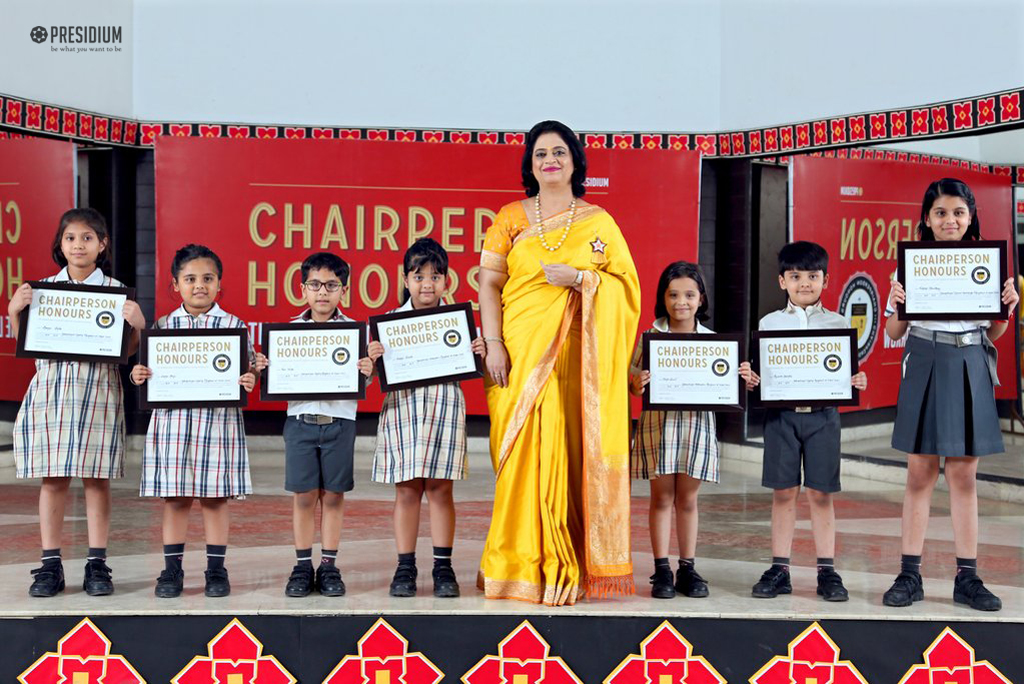 Presidium Vivek Vihar, HON.CHAIRPERSON, MRS.GUPTA HONOURS STUDENTS FOR ACHIEVEMENTS