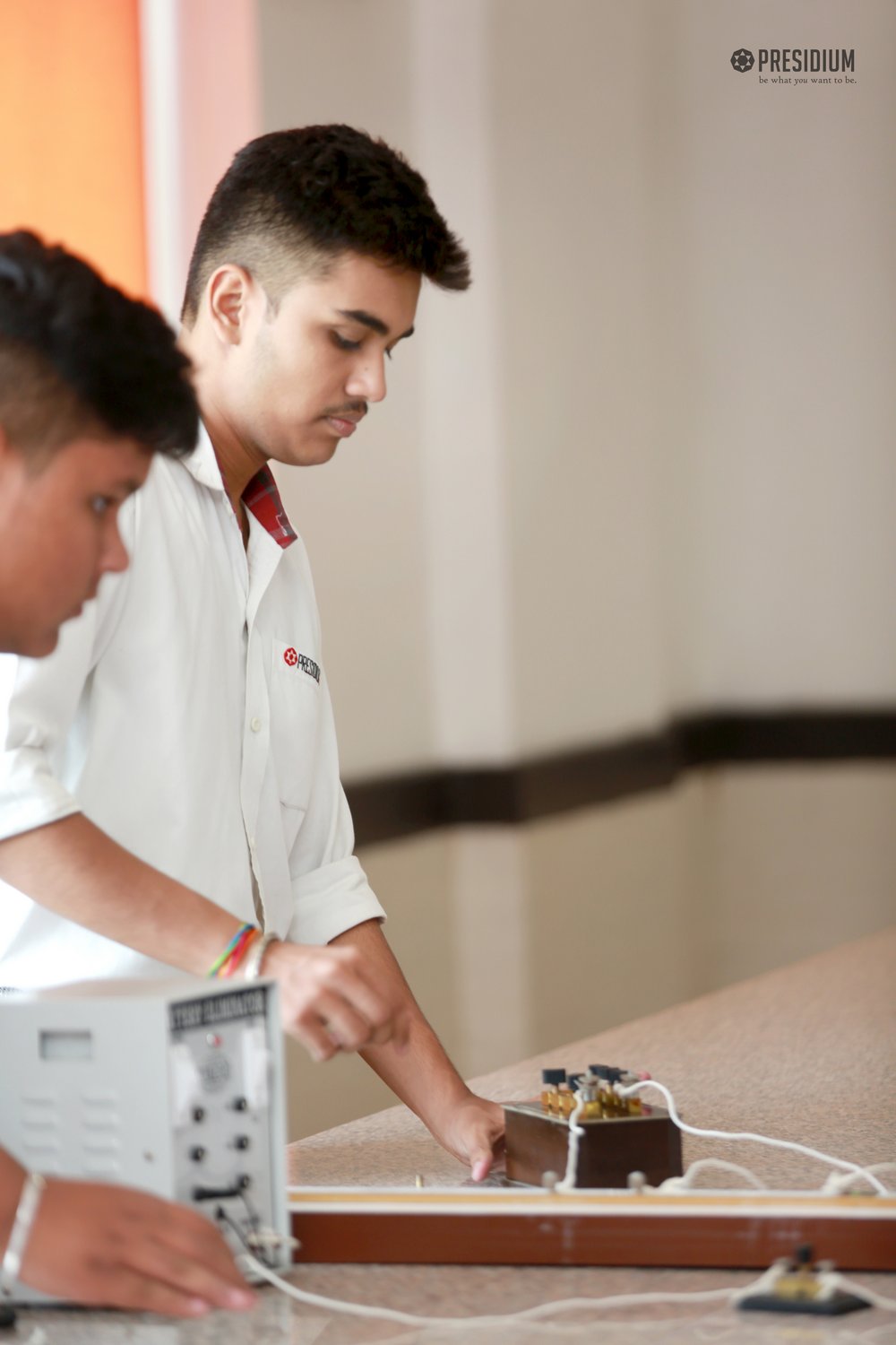 Presidium Rajnagar, STUDENTS LEARN HOW TO USE METER BRIDGE IN PHYSICS ACTIVITY