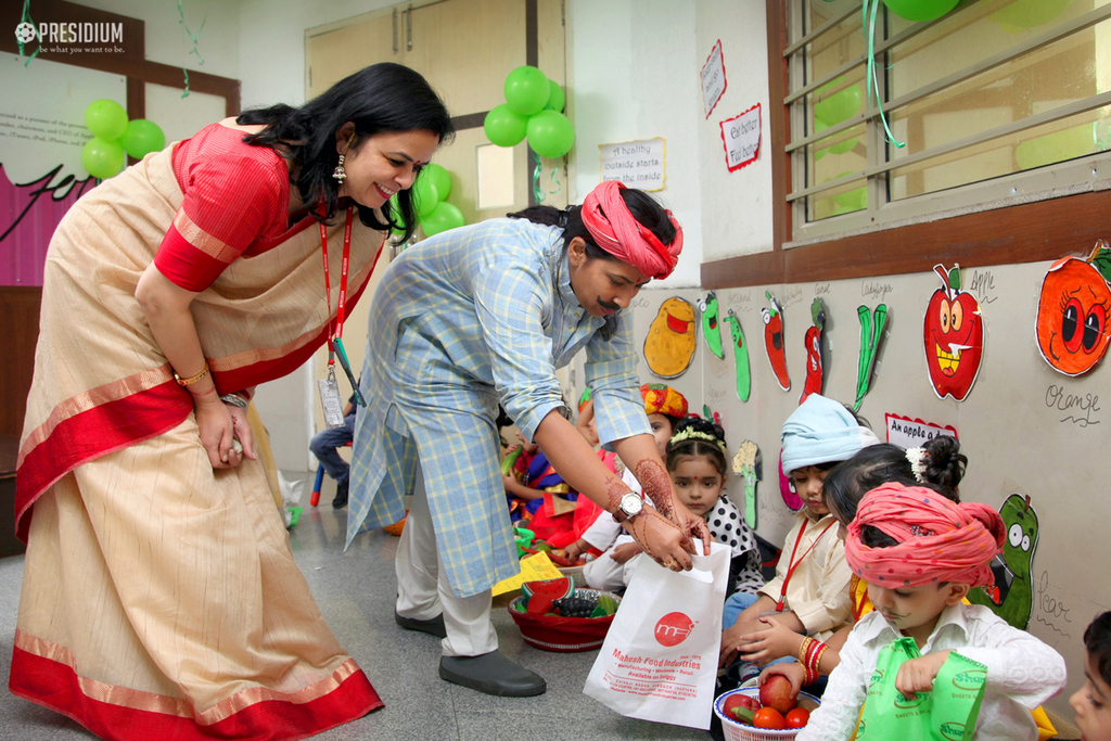 Presidium Gurgaon-57, PRESIDIANS DRESS AS VENDORS FOR THE 'FRUIT & VEGETABLE' ACTIVITY