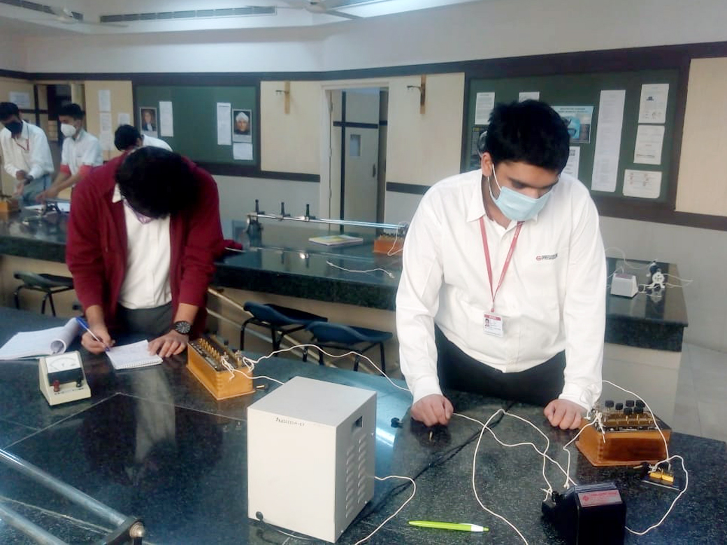 Presidium Gurgaon-57, OUR BUDDING SCIENTISTS PERFORM PHYSICS EXPERIMENTS WITH ARDOUR