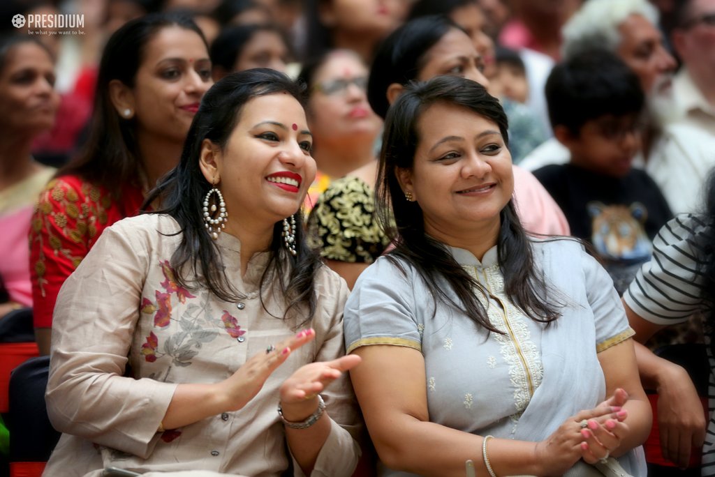 Presidium Vivek Vihar, HON.CHAIRPERSON, MRS.GUPTA HONOURS STUDENTS FOR ACHIEVEMENTS