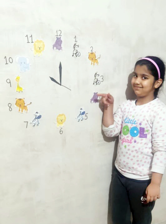 Presidium Rajnagar, STUDENTS PARTICIPATE IN CLOCK MAKING ACTIVITY WITH ENTHUSIASM