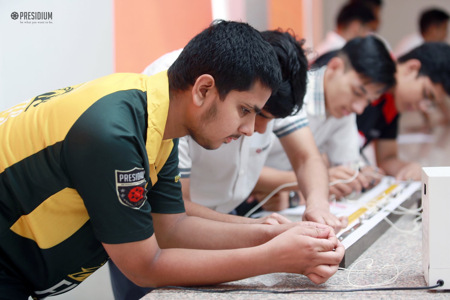 Presidium Rajnagar, STUDENTS LEARN HOW TO USE METER BRIDGE IN PHYSICS ACTIVITY