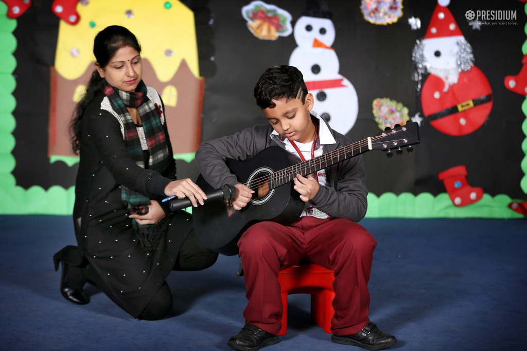 Presidium Vivek Vihar, SANTA CLAUS DISTRIBUTES GIFTS AT GRAND CHRISTMAS CELEBRATION 