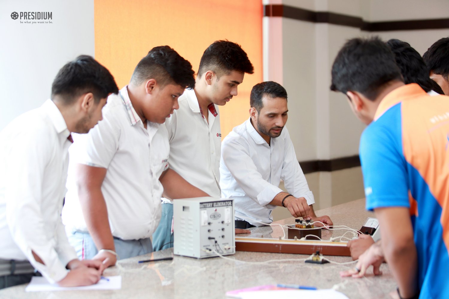 Presidium Rajnagar, STUDENTS LEARN HOW TO USE METER BRIDGE IN PHYSICS ACTIVITY