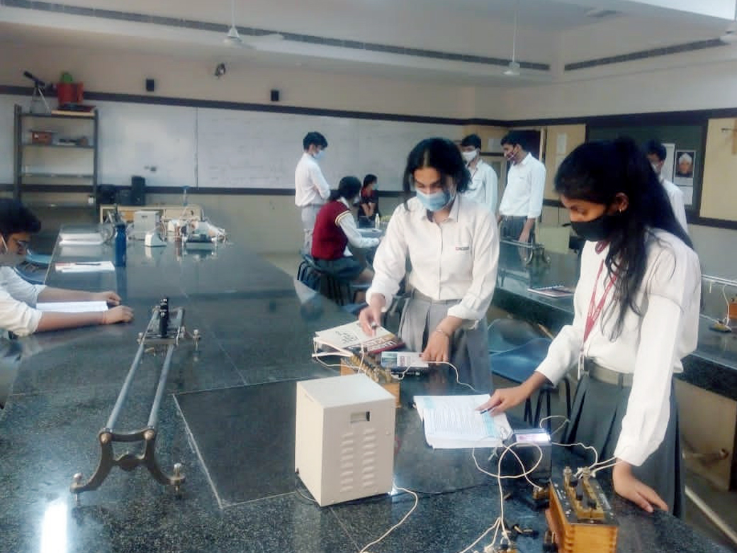 Presidium Gurgaon-57, OUR BUDDING SCIENTISTS PERFORM PHYSICS EXPERIMENTS WITH ARDOUR