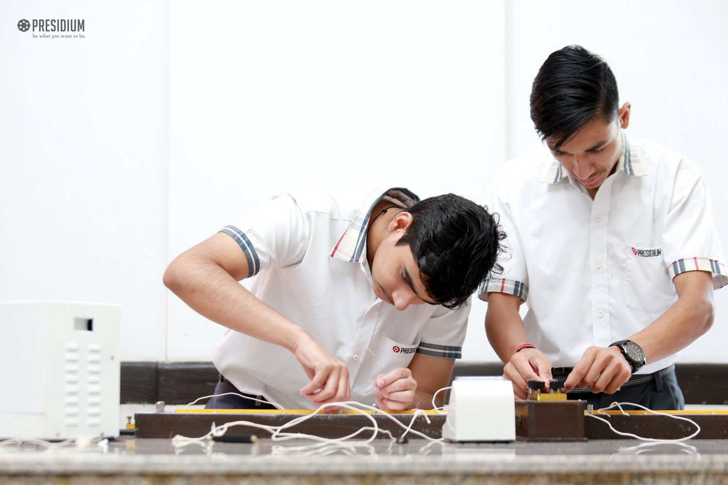 Presidium Rajnagar, STUDENTS LEARN HOW TO USE METER BRIDGE IN PHYSICS ACTIVITY