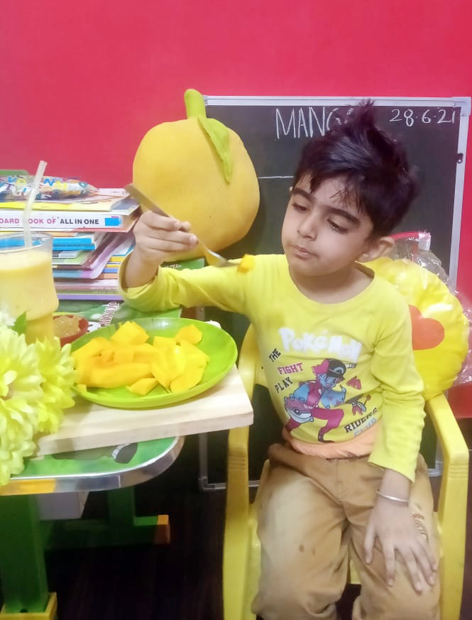 Presidium Rajnagar, MANGO DAY: STUDENTS RELISH THE KING OF FRUITS