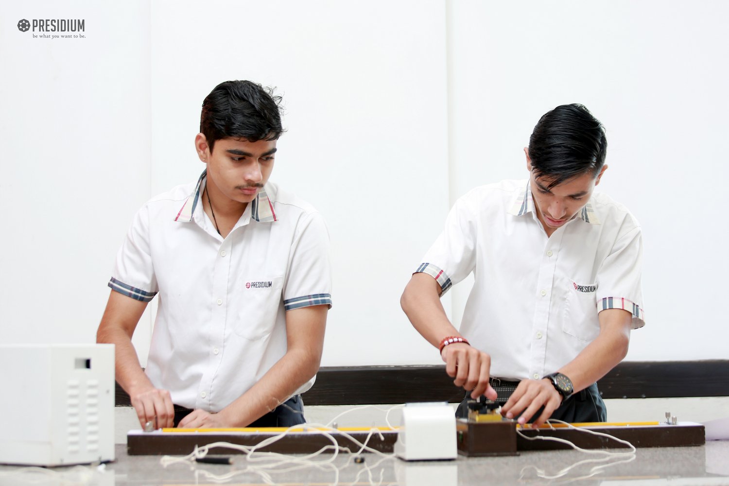 Presidium Rajnagar, STUDENTS LEARN HOW TO USE METER BRIDGE IN PHYSICS ACTIVITY