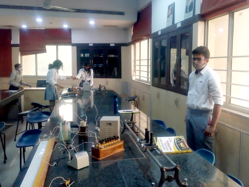 Presidium Gurgaon-57, OUR BUDDING SCIENTISTS PERFORM PHYSICS EXPERIMENTS WITH ARDOUR