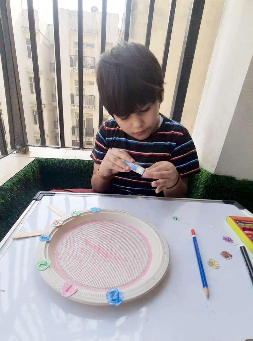 Presidium Rajnagar, STUDENTS PARTICIPATE IN CLOCK MAKING ACTIVITY WITH ENTHUSIASM