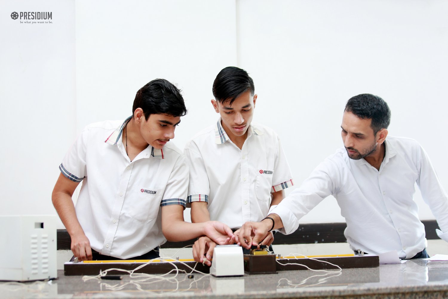 Presidium Rajnagar, STUDENTS LEARN HOW TO USE METER BRIDGE IN PHYSICS ACTIVITY