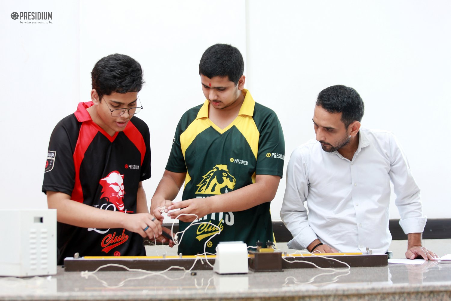 Presidium Rajnagar, STUDENTS LEARN HOW TO USE METER BRIDGE IN PHYSICS ACTIVITY